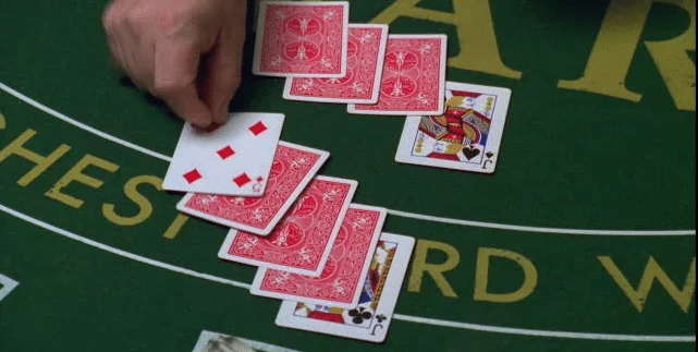 炸金花游戏中的扑克牌展示